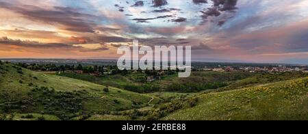 Panoramabild des frühlingshaften Sonnenaufgangs von der Stadt Boise aus den Boise Foothills, Idaho. Stockfoto