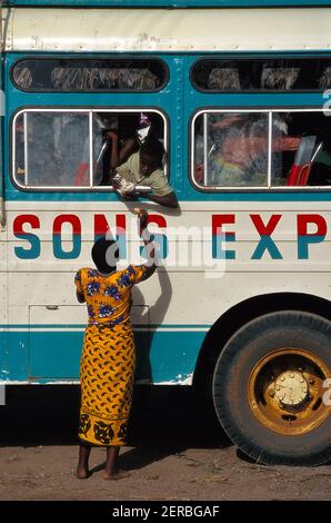 Busbahnhof - Malindi - Kenia 1993 (Foto auf Fotofilm) Stockfoto