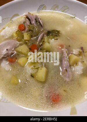 Gurkensuppe ist eine traditionelle polnische und litauische Suppe. Es wird aus sauren, gesalzenen Gurken und Kartoffeln hergestellt. Gelegentlich wird Reis für die ersetzt Stockfoto