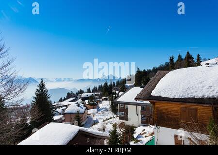 Einzigartiger Panorama-Blick auf die alpine Skyline von Rigi Resort. Schneehütten, Holzhütten, Hotels, Pilatus-Berg, blauer Himmel. Rigi, Weggis, Lucer Stockfoto