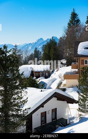 Einzigartiger Panorama-Blick auf die alpine Skyline von Rigi Resort. Schneehütten, Holzhütten, Hotels, Pilatus-Berg, blauer Himmel. Rigi, Weggis, Lucer Stockfoto