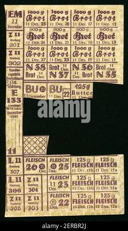 Europa, Deutschland, Hamburg, Zeit nach dem 2. Weltkrieg, Rationierungskarte für Fleisch, Butter und Brot, für Erwachsene über 16 Jahre, Dezember 1949 , Größe : 9,5 cm x 16,6 cm , Motiv nur für wissenschaftliche oderjournalistische Zwecke, Rechte werden nicht vertreten ./ Europa, Deutschland, Hamburg, Zeit nach dem 2. Weltkrieg, Rationskarte für Fleisch, Brot und Butter, für Personen older16 Jahre, Größe: 9,5 cm x 16,6 cm, Bild nur für journalistische oder akademische Zwecke, es gibt keine Rechte. Stockfoto