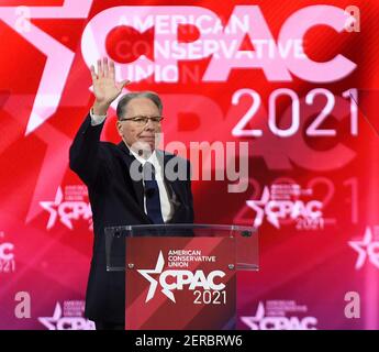 Wayne LaPierre, Executive Vice President der National Rifle Association, winkt, nachdem er auf der Conservative Political Action Conference 2021 im Hyatt Regency gesprochen hat, wo der ehemalige Präsident Trump sprechen soll. Stockfoto