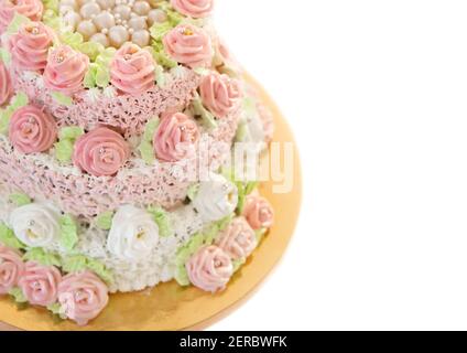 Hochzeit weiße Kuchen mit farbigen cremefarbenen Blüten Rosen und essbaren Perlen verziert. Stockfoto