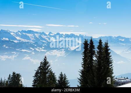 Einzigartige Panorama alpine Skyline Luftbild der vereisten Schweizer Alpen Gipfel in blauem Himmel. Rigi Schweiz im Frühling. Reisekonzept. Stockfoto