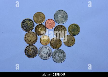 Alte ägyptische Geldmünzen von 5 Piastern Hintergrund, verschiedene Formen der alten ägyptischen fünf Piastern Münze aus verschiedenen Jahren 1967, 1972, 1984, 1992 Stockfoto