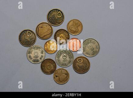 Alte ägyptische Geldmünzen von 5 Piastern Hintergrund, verschiedene Formen der alten ägyptischen fünf Piastern Münze aus verschiedenen Jahren 1967, 1972, 1984, 1992 Stockfoto