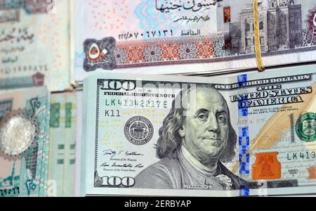 Sammlung von US-Dollar, ägyptischen Pfund und saudischen riyals Hintergrund, 100-Dollar-Banknoten, 50 & 100 ägyptischen Pfund Banknote und 20 saudischen riyals Stockfoto