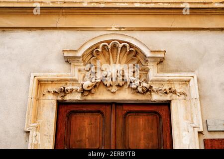 Ein architektonisches Element über dem Eingang, im Stil eines Flachreliefs. Stockfoto