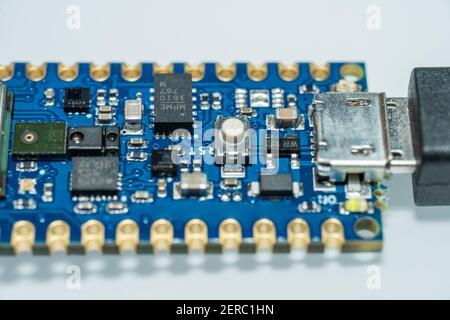 Arduino Nano ist ein kleines, komplettes und Breadboard-freundliches Board, das auf dem ATmega328P veröffentlichten 2008 basiert. Es bietet die gleiche Konnektivität und Spezifikationen o Stockfoto
