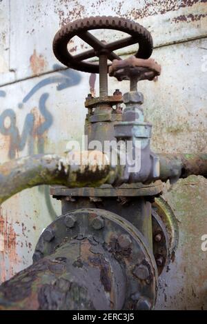 Navy Kraftstofftank Ventile Cairns Australien. Gebaut 1943 für alliierte Militärschifffahrt bis in die 1980er Jahre. In Stahltanks wurde Dieselkraftstoff für die alliierte Schifffahrt gelagert. Stockfoto