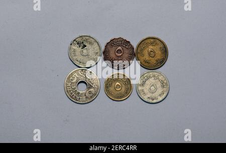 Alte ägyptische Geldmünzen von 5 Milliemes Hintergrund, verschiedene Formen der alten ägyptischen fünf Milliemes Münze aus verschiedenen Jahren 1917, 1943, 1957, 1967 Stockfoto