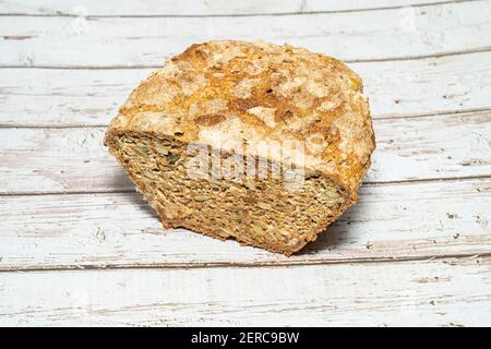 Selbstgebackenes Vollkorn-Sauerteig-Brot mit Hafer, Sonnenblumenkernen, Kürbisgesäen und Leinsamen. Stockfoto