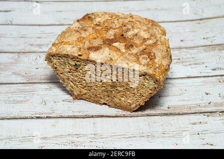 Selbstgebackenes Vollkorn-Sauerteig-Brot mit Hafer, Sonnenblumenkernen, Kürbisgesäen und Leinsamen. Stockfoto