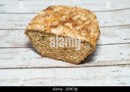 Selbstgebackenes Vollkorn-Sauerteig-Brot mit Hafer, Sonnenblumenkernen, Kürbisgesäen und Leinsamen. Stockfoto