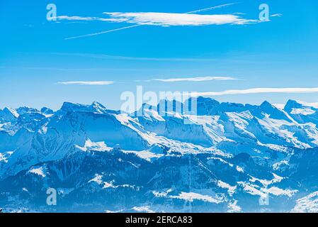 Einzigartige Panorama-alpine Skyline Luftlandschaft Blick auf verschneite Schweizer Alpen Gipfel Wintersportort in blauen Himmel. Rigi Schweiz in spin Stockfoto