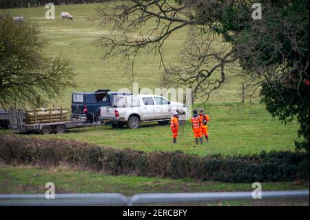 Aylesbury Vale, Buckinghamshire, Großbritannien. 22nd. Februar 2021. HS2 Ltd hatte Bagger vor Jones Hill Wood heute, als sie eine Straße durch Durham Farm in die Wälder fertig zu bringen, in Maschinen, um die herrlichen Buchen in diesem schönen alten Wald fiel. Seltene Barbaren Fledermäuse als in der Nähe bedroht auf der globalen IUCN Red List of Threated Species aufgeführt, sind in Jones Hill Wood ansässig. Die umstrittene High Speed 2 Bahnverbindung von London nach Birmingham gefährdet 108 uralte Waldgebiete, 693 Naturgebiete und 33 SSSIs. Quelle: Maureen McLean/Alamy Stockfoto