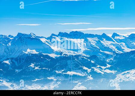 Einzigartige Panorama-alpine Skyline Luftlandschaft Blick auf verschneite Schweizer Alpen Gipfel Wintersportort in blauen Himmel. Rigi Schweiz in spin Stockfoto