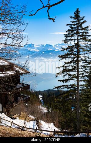 Einzigartige Panorama-alpine Skyline Luftbild von nebligen Vitzbau, Vierwaldstättersee schneite Schweizer Alpen Gipfel in blauem Himmel. Rigi, Luzern, Schweiz Stockfoto