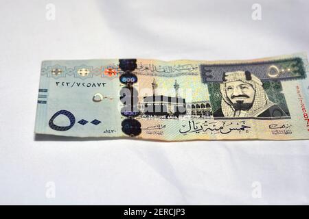 500 Saudi Riyals Banknote, mit Bild von Kaaba und König Abdulaziz, Saudi-Arabien Königreich 500 Riyals Bargeld, Saudi-Geld. Stockfoto