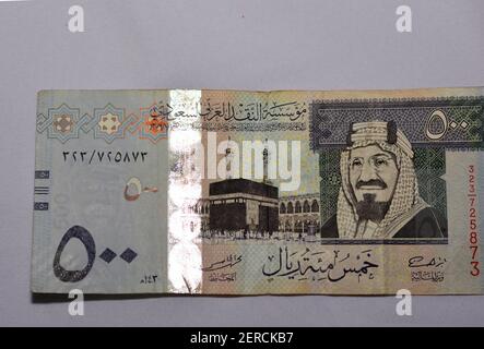 500 Saudi Riyals Banknote, mit Bild von Kaaba und König Abdulaziz, Saudi-Arabien Königreich 500 Riyals Bargeld, Saudi-Geld. Stockfoto