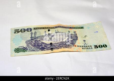 500 Saudi Riyals Banknote, mit Bild von Kaaba und König Abdulaziz, Saudi-Arabien Königreich 500 Riyals Bargeld, Saudi-Geld. Stockfoto