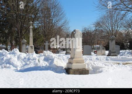 Vorort Chicago Friedhof im Winter mit Schnee Stockfoto