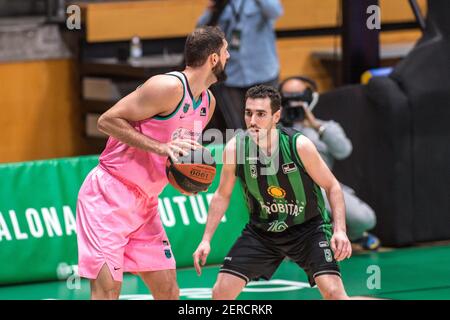 Nikola Miroti? Von Barcelona und Ferrán Bassas von Badalona sind in Aktion während der spanischen Basketball Liga (Liga Endesa) Runde 24, Spiel zwischen Club Joventut Badalona und FC Barcelona Bàsquet im Palau Municipal d'Esports de Badalona gesehen.(Endstand; Club Joventut 62:80 Barcelona Bàsquet) Stockfoto