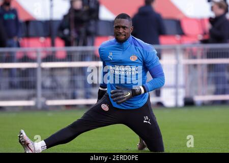 EINDHOVEN, NIEDERLANDE - FEBRUAR 28: Torwart Yvon Mvogo vom PSV Eindhoven während des niederländischen Eredivisie-Spiels zwischen PSV und Ajax im Philips Stadion Stockfoto