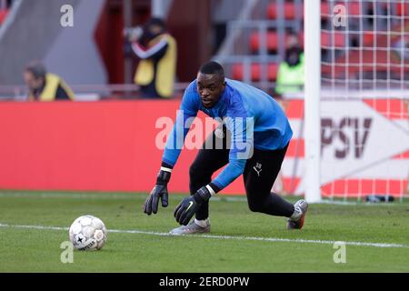 EINDHOVEN, NIEDERLANDE - FEBRUAR 28: Torwart Yvon Mvogo vom PSV Eindhoven während des niederländischen Eredivisie-Spiels zwischen PSV und Ajax im Philips Stadion Stockfoto