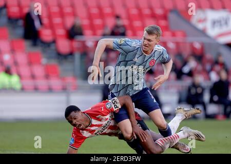 EINDHOVEN, NIEDERLANDE - FEBRUAR 28: Denzel Dumfries von PSV Eindhoven, Perr Schuurs von Ajax während des niederländischen Eredivisie-Spiels zwischen PSV und Ajax AT Stockfoto