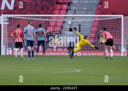 EINDHOVEN, NIEDERLANDE - FEBRUAR 28: Dusan Tadic von Ajax, Torwart Yvon Mvogo vom PSV Eindhoven während des niederländischen Eredivisie-Spiels zwischen PSV und AJ Stockfoto