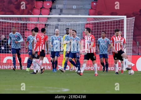 EINDHOVEN, NIEDERLANDE - FEBRUAR 28: Denzel Dumfries von PSV Eindhoven, Dusan Tadic von Ajax während des niederländischen Eredivisie-Spiels zwischen PSV und Ajax AT Stockfoto