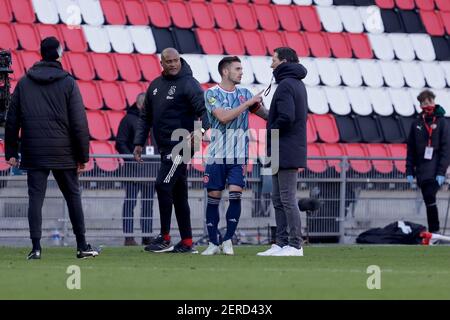 EINDHOVEN, NIEDERLANDE - FEBRUAR 28: Dusan Tadic von Ajax, Trainer/Trainer Roger Schmidt vom PSV Eindhoven während des niederländischen Eredivisie-Spiels zwischen PSV Stockfoto