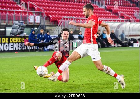 ALKMAAR, NIEDERLANDE - FEBRUAR 28: Steven Berghuis von Feyenoord und Pantelis Hatzidiakos von AZ während des niederländischen Eredivisie-Spiels zwischen AZ und Feyen Stockfoto