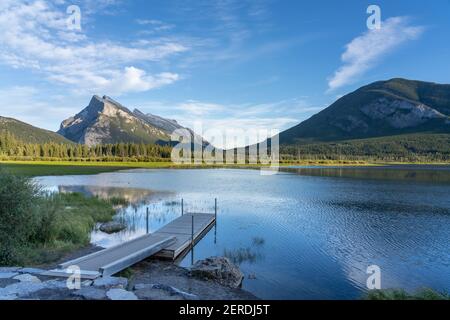 Banff National Park wunderschöne Landschaft, Aussichtspunkt Vermilion Lakes im Sommer. Kanadische Rockies, Alberta, Kanada. Stockfoto