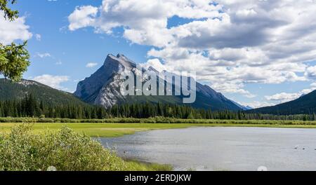 Banff National Park wunderschöne Landschaft, Vermilion Lakes und Mount Rundle im Sommer. Kanadische Rockies, Alberta, Kanada. Stockfoto