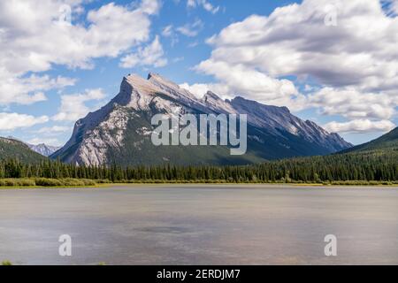 Banff National Park wunderschöne Landschaft, Vermilion Lakes und Mount Rundle im Sommer. Kanadische Rockies, Alberta, Kanada. Stockfoto