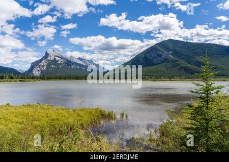 Banff National Park wunderschöne Landschaft, Aussichtspunkt Vermilion Lakes im Sommer. Kanadische Rockies, Alberta, Kanada. Stockfoto