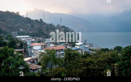 Letztes Licht über nebligen vulkanischen Gebirgskette entlang des Atitlan Sees in San Pedro la Laguna, Guatemala Stockfoto