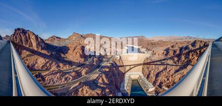 Blick von der Mike O'Callaghan Pat Tillman Memorial Bridge auf die Hoover-Staudamm Stockfoto