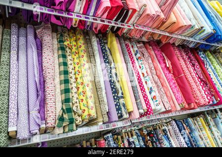 Miami Florida, Hialeah, Walmart Big-Box Rabatt Kaufhaus Geschäft im Inneren, innen, Stoff Schrauben Wahl Farben, Besucher reisen tr Stockfoto