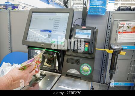 Miami Florida, Hialeah, Walmart Big-Box Rabatt Kaufhaus Geschäft im Inneren, innen, Self-Service-Kasse Kunden Scannen Stockfoto