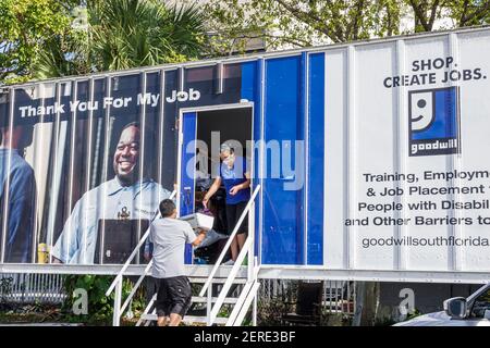 Miami Beach Florida, Normandie Isle, Goodwill Anhänger Spende Point Station Drop-off-Site, Hispanic Latino ethnische Einwanderer Minderheit, wom Stockfoto