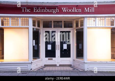 Leerstehender Laden. Die Edinburgh Woolen Mill ist ein gut gelunter Händler. Opfer der wirtschaftlichen Verwüstung durch Covid-19. Stockfoto