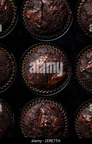 Schokoladen-Rüben-Muffins in einem Backblech Stockfoto