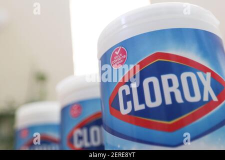 28. Februar 2021: Container von Clorox Wischtücher sitzen in einem Haus in San Diego, Kalifornien am Sonntag, 28th. Februar 2021. Die Behälter haben einen Aufkleber, der behauptet, dass Clorox 'tötet COVID-19 Virus.' Clorox hat vor kurzem herauf Angebot und ist jetzt in einigen Geschäften und online für Verbraucher in Teilen der Vereinigten Staaten zu kaufen. Kredit: Rishi Deka/ZUMA Wire/Alamy Live Nachrichten Stockfoto