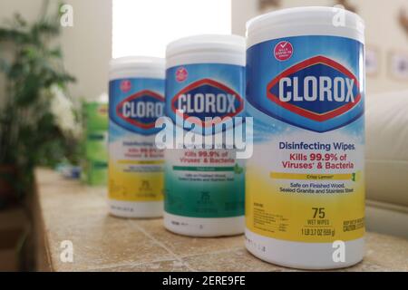 28. Februar 2021: Container von Clorox Wischtücher sitzen in einem Haus in San Diego, Kalifornien am Sonntag, 28th. Februar 2021. Die Behälter haben einen Aufkleber, der behauptet, dass Clorox 'tötet COVID-19 Virus.' Clorox hat vor kurzem herauf Angebot und ist jetzt in einigen Geschäften und online für Verbraucher in Teilen der Vereinigten Staaten zu kaufen. Kredit: Rishi Deka/ZUMA Wire/Alamy Live Nachrichten Stockfoto