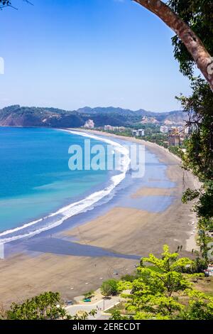 Der Blick auf Jaco Beach in Jaco, Costa Rica. Die Pazifikseite von Costa Rica ist der Schauplatz für viele dramatische Aussichtspunkte. Stockfoto