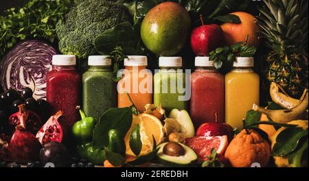 Eine Vielzahl von frischen Smoothies oder Säfte für die Detox Gewichtsverlust Diät-Programm. Bunte Säfte in Vakuumflaschen mit Obst, Gemüse und Gemüse herum. V Stockfoto